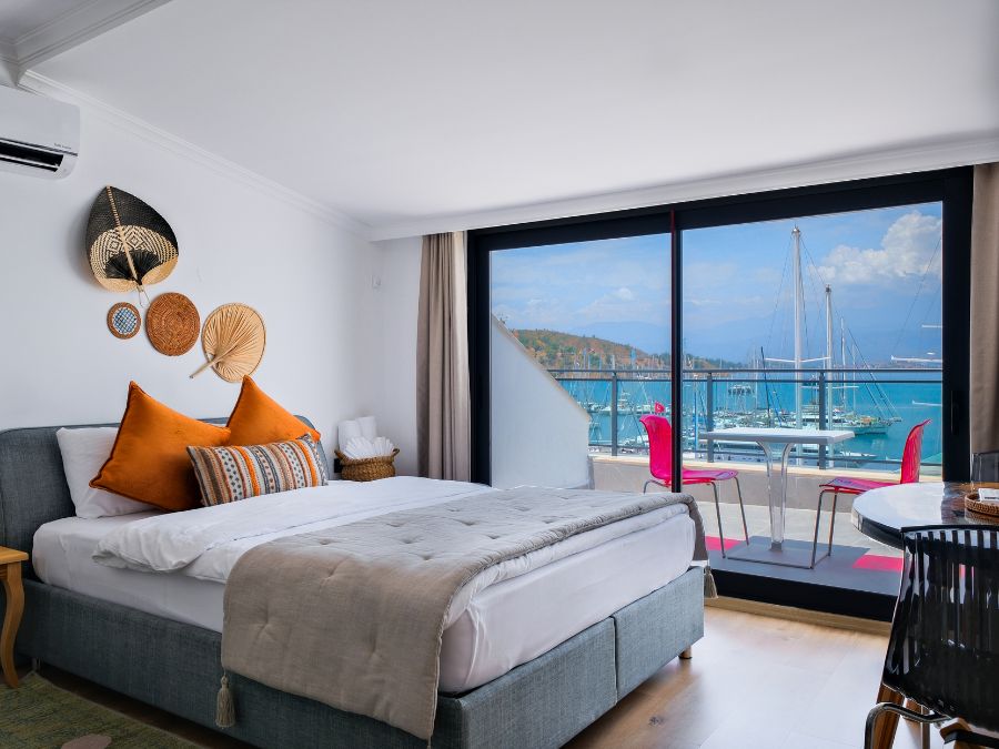 fethiye-deniz-manzarali-suite-yatak-pencere.jpg