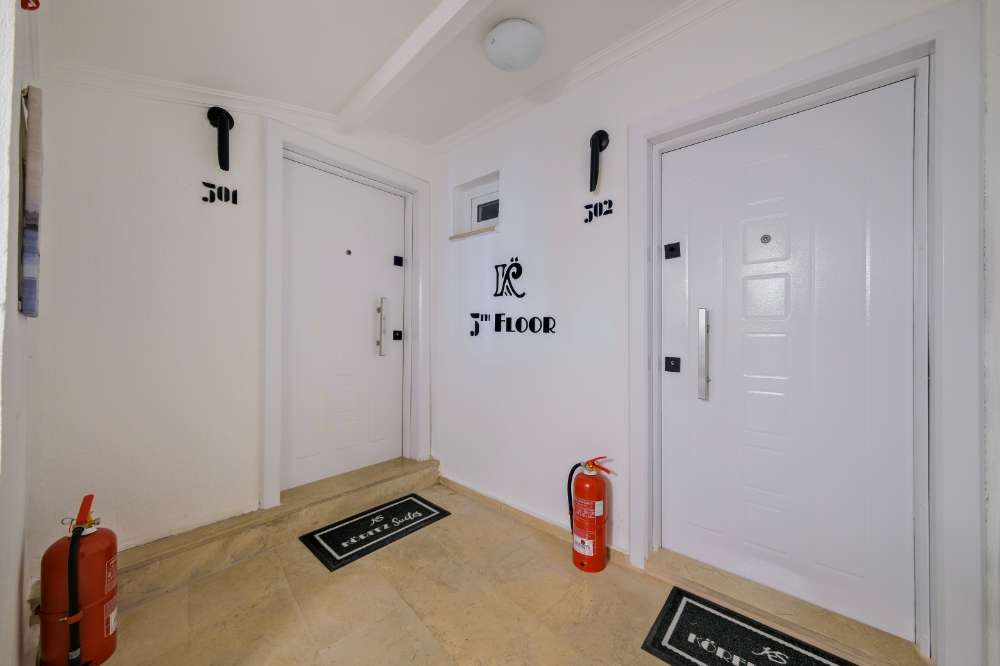 korfez-suites-fethiye-oda-giris-kapilari.jpg
